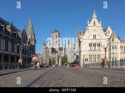 Belgien, Ost-flandern, Gent, Blick von der Saint Michel Brücke auf der Kirche von Saint Nicolas und der Glockenturm der Tuchhallen Stockfoto