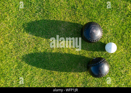 Bowling Bälle in der Nähe der Buchse ball von oben in einen Rasen gesehen Schalen Wettbewerb Stockfoto