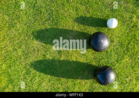 Bowling Bälle in der Nähe der Buchse ball von oben in einen Rasen gesehen Schalen Wettbewerb Stockfoto