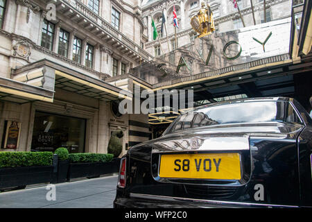 Ein Rolls Royce mit einem eigenen Kennzeichen Anzahl S8 VOY außerhalb des Savoy Hotel in London Stockfoto