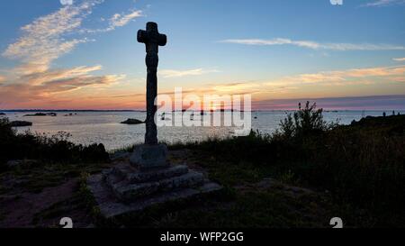 Frankreich, Cotes d'Armor, Ile de Brehat, Sonnenuntergang am Maudez Kreuz Stockfoto