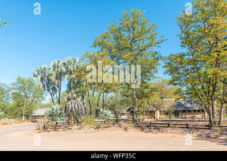 Krüger National Park, Südafrika - 13. MAI 2019: Eine Ansicht von Shingwedzi Rest Camp. Gebäude und Bäume sind sichtbar Stockfoto