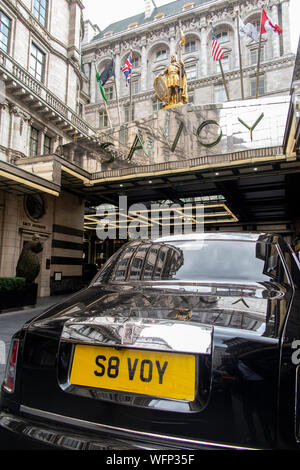 Ein Rolls Royce mit einem eigenen Kennzeichen Anzahl S8 VOY außerhalb des Savoy Hotel in London Stockfoto