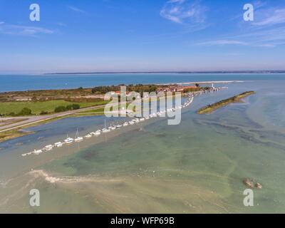 Frankreich, Somme, Baie de Somme, Le Cayeux-sur-Mer, hohe Gezeiten in der Baie de Somme, die Wiesen rund um die Cayeux-sur-Mer Invasion von Wasser, Le Cayeux-sur-Mer und seinen Hafen (Luftbild) Stockfoto