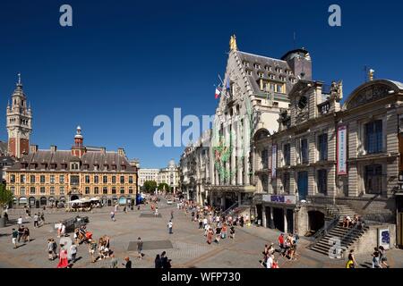 Frankreich, Nord, Lille, Place du General De Gaulle oder Grand Place, Fassade des Theaters du Nord und das Gebäude, in dem die Büros der Zeitung La Voix du Nord mit Blick auf den Alten Markt und dem Belfried von der Industrie- und Handelskammer in den Hintergrund Stockfoto