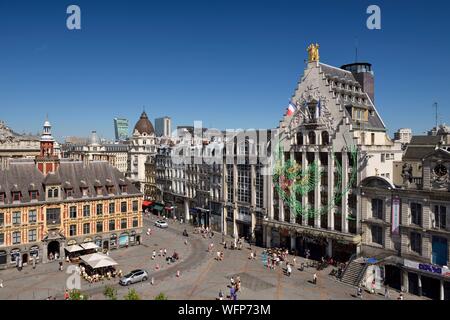 Frankreich, Nord, Lille, Place du General De Gaulle oder Grand Place, Fassade des Voix du Nord Gebäude mit einer Zeichnung, die Teil der Lille 3000 Eldorado Ausstellung neben dem Théâtre du Nord und vor der Alten Börse Stockfoto