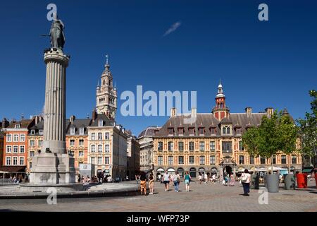 Frankreich, Nord, Lille, Place du General De Gaulle oder Grand Place, Statue der Göttin auf die Spalte mit der Alten Börse und der Glockenturm der Industrie- und Handelskammer Stockfoto