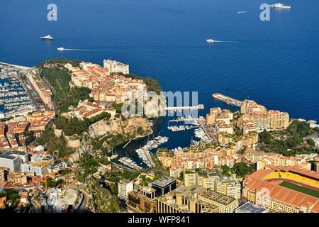 Fürstentum Monaco, Monaco, der Hafen von Fontvieille und Port Hercules links und Louis II Fußball-Stadion Stockfoto