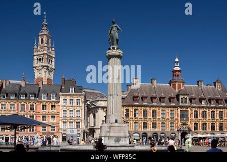 Frankreich, Nord, Lille, Place du General De Gaulle oder Grand Place, Statue der Göttin auf die Spalte mit der Alten Börse und der Glockenturm der Industrie- und Handelskammer Stockfoto