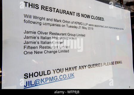 Ein Zeichen Warnung vor der Schließung von Jamie Oliver's Restaurant ändern, nun in der Verwaltung mit der KPMG Stockfoto