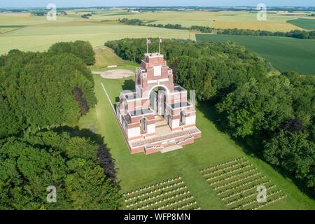 Frankreich, Somme, Thiepval, franco-britannique Denkmal zur Erinnerung an die französisch-britische Offensive der Schlacht an der Somme 1916, Französisch Gräber im Vordergrund (luftaufnahme) Stockfoto