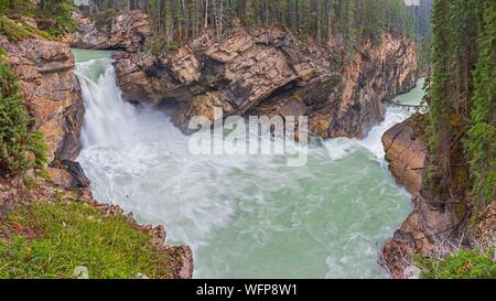 Kanada, Alberta, Kanadischen Rocky Mountains als UNESCO-Weltkulturerbe, Jasper National Park, untere Sunwapta Falls auf dem Athabasca River Stockfoto