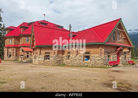 Kanada, Alberta, Kanadischen Rocky Mountains als UNESCO-Weltkulturerbe, Banff National Park, Icefields Parkway, historische Simpson's Num-Ti-Jah Lodge an den Ufern des Bow Lake am Fuß des Mount Jimmy Simpson Stockfoto