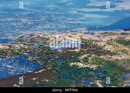 Frankreich, Vendee, Talmont Saint Hilaire, Walker in den Felsen des Le Veillon Strand (Luftbild) Stockfoto