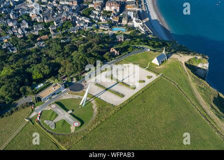 Frankreich, Seine Maritime, Etretat, Cote d'Abatre, die Oiseau Blanc, Denkmal in Erinnerung an Nungesser und Coli, Notre Dame de la Garde Kapelle (Luftbild) errichtet. Stockfoto