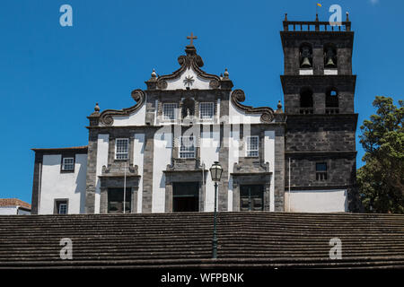 Traditionelle portugiesische Architektur einer Kirche (Igreja Matriz de Nossa Senhora da Estrela - Kirche der Gottesmutter Jungfrau Maria Stern). Strahlend blauen Himmel. Ribe Stockfoto