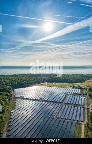 Frankreich, Eure (27), Saint-Marcel, Terres Neuves 1, die größte Photovoltaikanlage in der Normandie. Durchgeführt durch das RES-Gruppe auf dem Gelände des CNPP Pôle Européen de Sécurité (Luftbild) Stockfoto