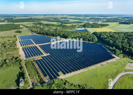 Frankreich, Eure (27), Saint-Marcel, Terres Neuves 1, die größte Photovoltaikanlage in der Normandie. Durchgeführt durch das RES-Gruppe auf dem Gelände des CNPP Pôle Européen de Sécurité (Luftbild) Stockfoto