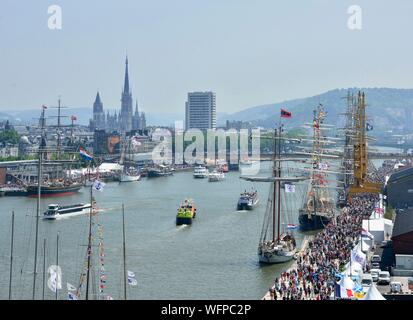 Frankreich, Seine Maritime (76), Rouen, Armada 2019, Massen von Touristen, die in der alten Rigging am Ufer der Seine Stockfoto