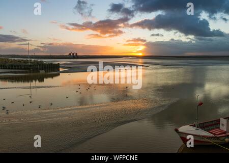 Frankreich, Somme, Somme Bay, Le Crotoy, die Hafeneinfahrt bei Sonnenuntergang Stockfoto