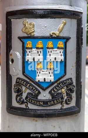 Irland, Dublin, Wappen der Stadt mit Motto auf der städtischen Beleuchtung Pole der Stadt Stockfoto