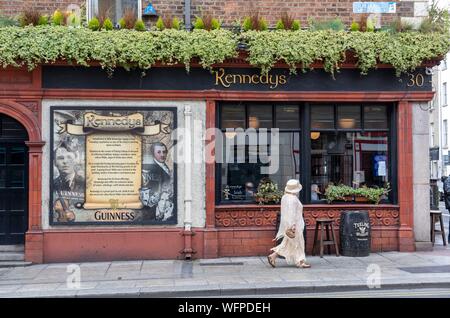 Irland, Dublin, Westland Row, Kennedy's Pub und Bahnhof, berühmten irischen Pub in der Nähe von Trinity College, im Jahre 1850 gegründet und ist für seine traditionelle Küche bekannt Stockfoto