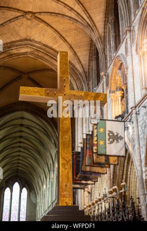 Irland, Dublin, St. Patrick's Cathedral, goldenes Kreuz Stockfoto