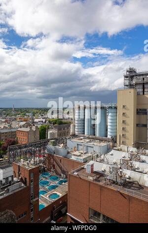 Irland, Dublin, Guinness Storehouse, Museum in der Fabrik auf den Spuren der Geschichte des berühmten irischen Bier mit einer Bar auf der Dachterrasse und Verkostungen, Blick auf die Werkseinstellungen Stockfoto