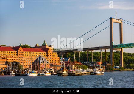 Schweden, Vastra Gotaland, Göteborg (Gothenburg), den kleinen Hafen (Klippans Klippans angbatsbrygga) und das Novotel Hotel unter dem alvsborg Bridge im Hintergrund Stockfoto