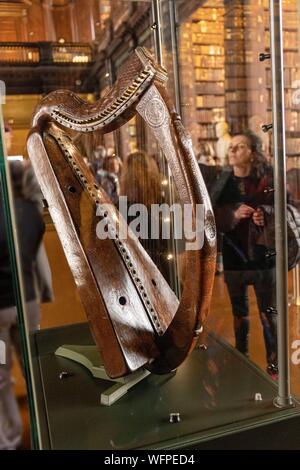 Irland, Dublin, das Trinity College Harfe auch als Brian Boru harp in der alten Bibliothek ausgesetzt, einer von nur drei gälischen Harfen in der Welt, ist das nationale Symbol für Irland Stockfoto