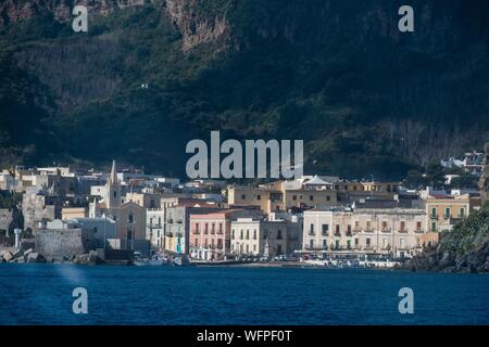 Italien, Sizilien, Liparische Inseln als Weltkulturerbe von der UNESCO, Lipari, Hafen von Marina Corta Stockfoto