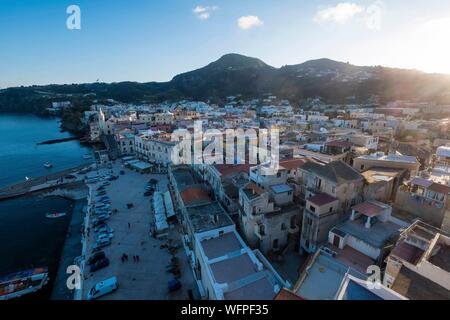 Italien, Sizilien, Liparische Inseln als Weltkulturerbe von der UNESCO, Lipari, mit Blick auf das alte Dorf und Marina Corte von der Akropolis Stockfoto