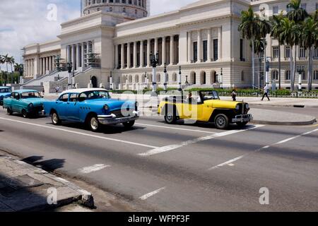Kuba, Havanna, Centro Habana, amerikanische Wagen vor El Capitolio (Capitol) Stockfoto