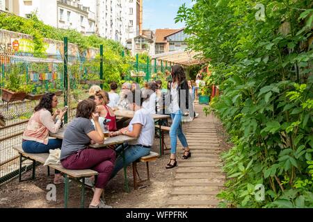 Frankreich, Paris, den grünen Weg der alten Bahn des Kleinen Belt, alten Bahnhof Ornano, Recycling, Restaurant und urbane Farm Stockfoto