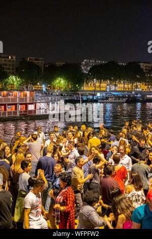 Frankreich, Paris, Tino Rossi Garten, am Ufer der Seine, Salsa tanzen im Sommer abends Stockfoto