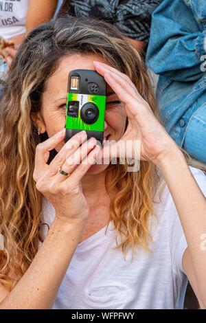 Frankreich, Paris, junge Frau mit einer Wegwerf Kamera Stockfoto