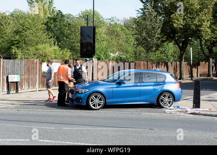 Blaues Auto in schwerer Kriminalität mit Polizisten und Mitglieder der puble Ecke von arvon Straße und Drayton Park, Highbury beteiligt, nachdem bewaffnete Polizei Cha Stockfoto