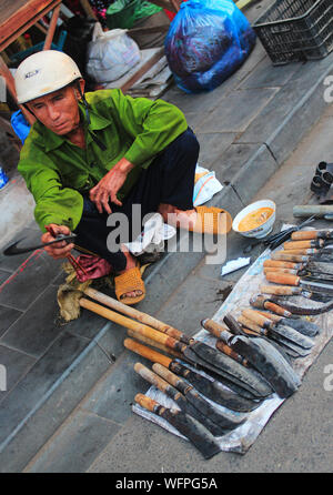 Hoi An, Vietnam - 8. Mai 2019 - Street Food Markt der Einheimischen in sehr frühen Morgen Stockfoto