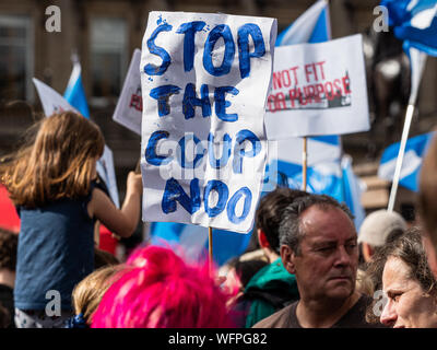 GLASGOW, Schottland, Großbritannien. 31 August, 2019. Die demonstranten an der Haltestelle der Putsch - Demokratie Rallye in Glasgows George Square verteidigen. Stockfoto