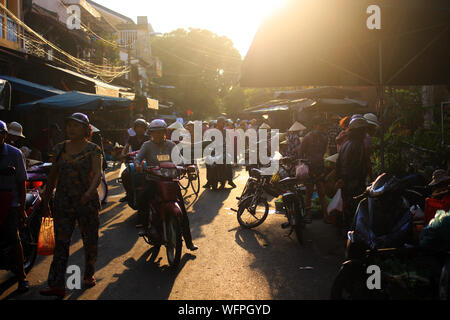 Hoi An, Vietnam - 8. Mai 2019 - Street Food Markt der Einheimischen in sehr frühen Morgen Stockfoto