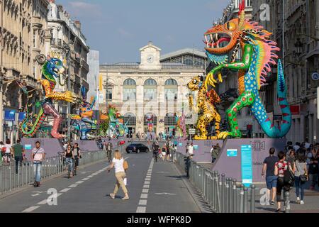 Frankreich, Nord, Lille, Lille 3000 Eldorado, Alebrijes (riesige Kreaturen in skurrilen Farben) entlang Faidherbe Straße mit Blick auf den Bahnhof Lille Flandres Stockfoto