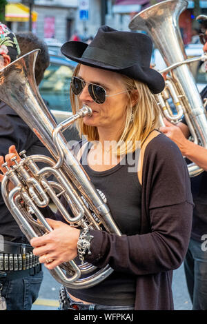 Frankreich, Paris, Stadtteil von Menilmontant, Street Band während der Fete de la Musique Stockfoto