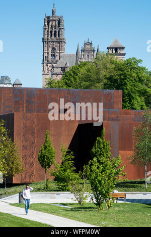 Frankreich, Aveyron, Rodez, Soulages Museum, Museum von Frankreich, von dem katalanischen Architekten RCR Arquitectes entworfen, mit dem Architekturbüro Passelac und Roques, Kathedrale Unserer Lieben Frau von der Annahme von Rodez im Hintergrund verknüpft Stockfoto