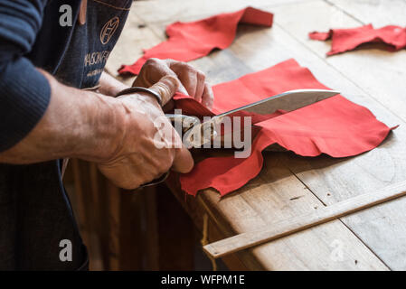 Frankreich, Aveyron, Millau, Maison Fabre (Ganterie Fabre) 1924 gegründet, Leder schneiden für Handschuhe Stockfoto
