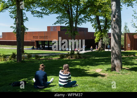 Frankreich, Aveyron, Rodez, Soulages Museum, Museum von Frankreich, von dem katalanischen Architekten RCR Arquitectes entworfen, im Zusammenhang mit dem Architekturbüro Passelac und Roques, Museum 2014 eröffnet Stockfoto