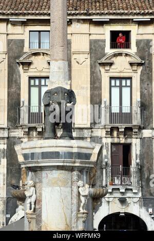 Italien, Sizilien, Catania, barocke Stadt als UNESCO-Weltkulturerbe, Piazza del Duomo, das 18. Jahrhundert Elefanten Brunnen mit Basalt und weißem Marmor ist das Symbol der Stadt Stockfoto