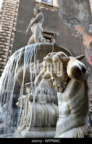 Italien, Sizilien, Catania, barocke Stadt als UNESCO-Weltkulturerbe, Piazza del Duomo, Brunnen Amenano in Carrara Marmor (1867) Stockfoto