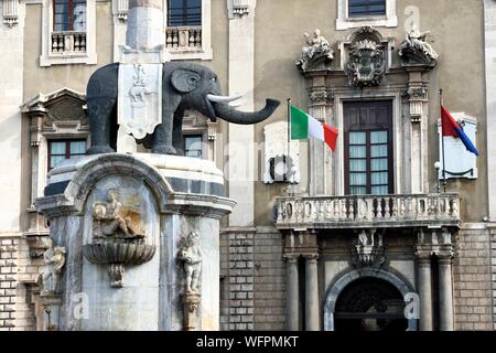 Italien, Sizilien, Catania, barocke Stadt als UNESCO-Weltkulturerbe, Piazza del Duomo, das 18. Jahrhundert Elefanten Brunnen mit Basalt und weißem Marmor ist das Symbol der Stadt Stockfoto