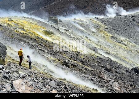 Italien, Sizilien, Liparische Inseln, ein UNESCO Weltkulturerbe, Vulcano Insel, Krater des Vulkan della Fossa Schwefel Fumarolen, Vulkanologe, Temperaturmessungen Stockfoto