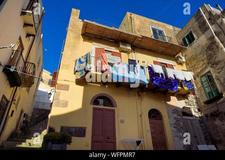 Italien, Sizilien, Liparische Inseln, ein UNESCO Weltkulturerbe, Insel Lipari, Lipari, Wäsche trocknen auf dem Balkon eines Hauses in der Altstadt Stockfoto